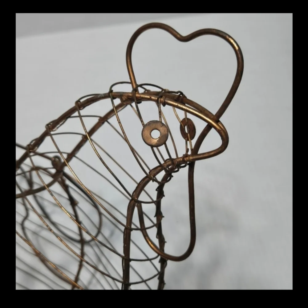 Chicken basket, copper colored wire egg basket egg collecting, like a chicken